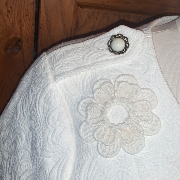 NWT⭐️Dressy Floral (Daisy) Design JACKET Cream Short Sleeve by DARLING🌼 - Picture 7 of 15